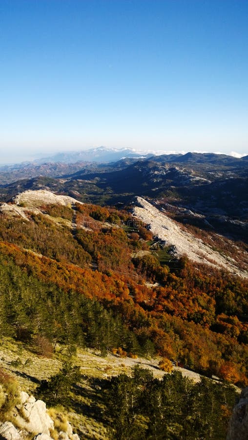 Vues incroyables de nature d'automne sur Lovcen dans Monténégro - les feuilles d'automne et les montagnes dans la distance Vue ve photographie stock Vues incroyables de nature d'automne sur Lovcen dans Monténégro - les feuilles d'automne et les montagnes dans la distance Vue ve photographie stock