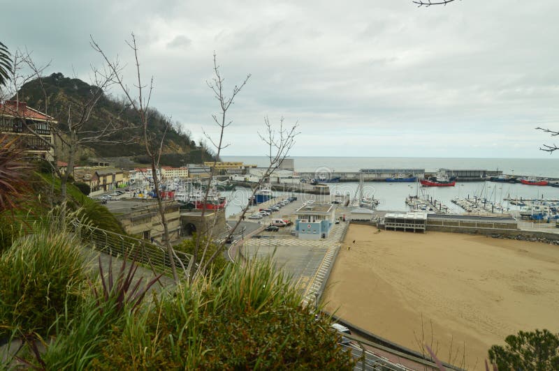 Vues magnifiques du port de son point plus élevé dans la ville enrichie de Getaria Voyage de Moyens Âges de nature image libre de droits Vues magnifiques du port de son point plus élevé dans la ville enrichie de Getaria Voyage de Moyens Âges de nature image libre de droits