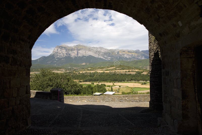 Vues rapides de sommet de Cinca et d'Ara Rivers d'Ainsa, Huesca, Espagne en montagnes de Pyrénées, une vieille ville murée près d image stock Vues rapides de sommet de Cinca et d'Ara Rivers d'Ainsa, Huesca, Espagne en montagnes de Pyrénées, une vieille ville murée près d image stock