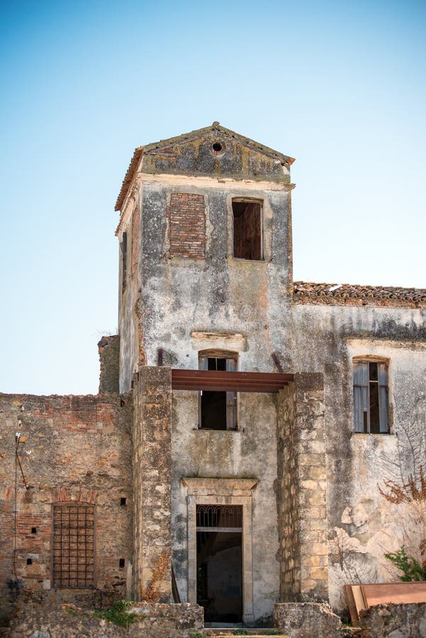Vuil oud huis royalty-vrije stock afbeelding