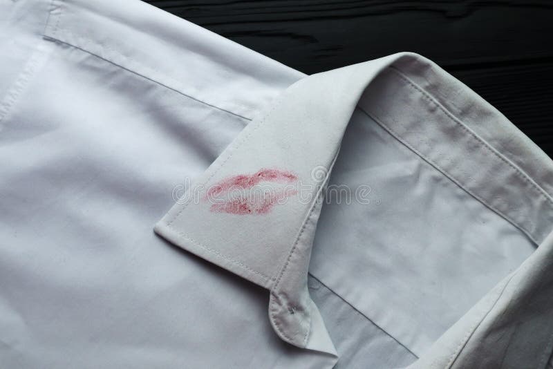 Vuile lippenstift op wit shirt Stain remover-concept