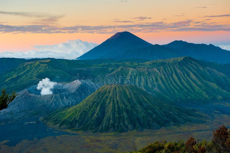 Vulcano ad alba, Java, Indonesia di Bromo
