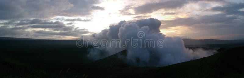 Vulcano di fumo al crepuscolo fotografia stock libera da diritti Vulcano di fumo al crepuscolo fotografia stock libera da diritti