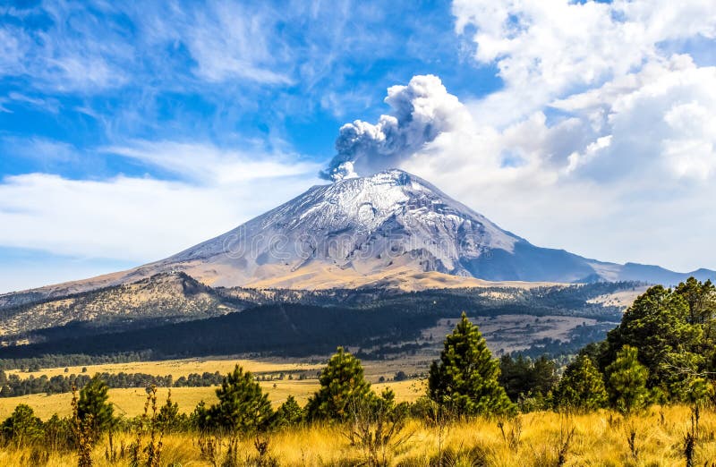 Vulcão ativo de Popocatepetl em México fotos de stock royalty free Vulcão ativo de Popocatepetl em México fotos de stock royalty free