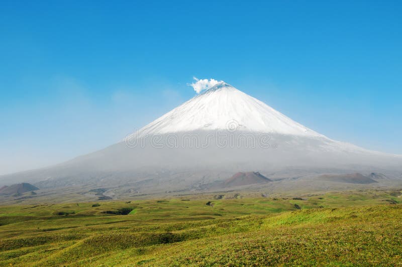 Vulcão de Klyuchevskaya Sopka em um dia ensolarado foto de stock Vulcão de Klyuchevskaya Sopka em um dia ensolarado foto de stock