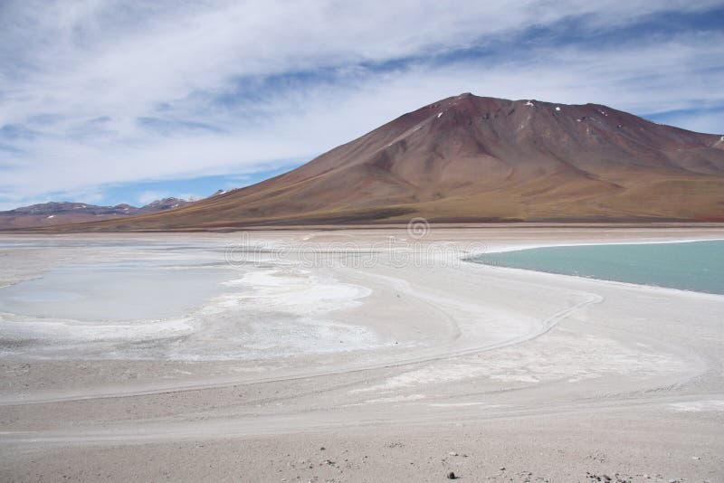 Vulcão de Licancabur no deserto de Atacama, Bolívia foto de stock Vulcão de Licancabur no deserto de Atacama, Bolívia foto de stock