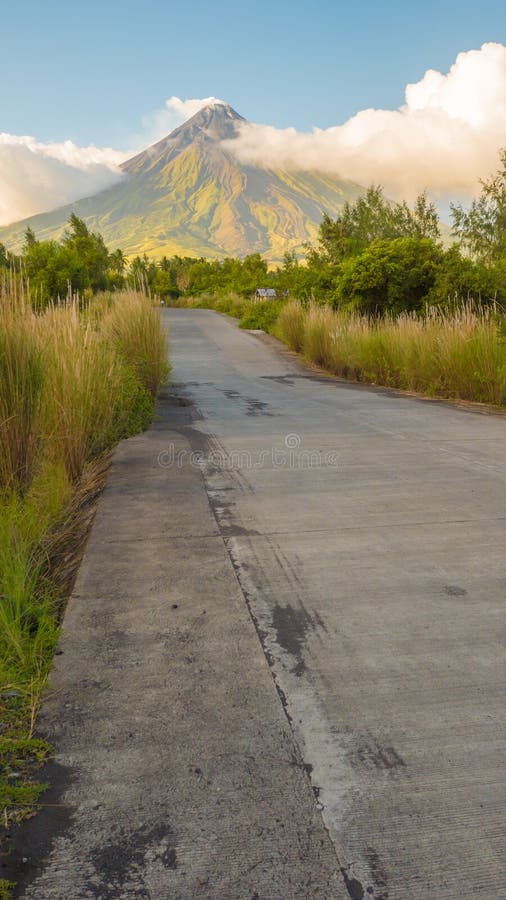 Vulcão de Mayon em Legazpi, Filipinas O vulcão de Mayon é um vulcão ativo e aumentação 2462 medidores das costas do foto de stock royalty free Vulcão de Mayon em Legazpi, Filipinas O vulcão de Mayon é um vulcão ativo e aumentação 2462 medidores das costas do foto de stock royalty free