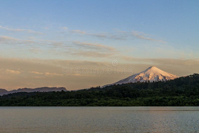 Vulcão de Villarrica de um lago fotos de stock Vulcão de Villarrica de um lago fotos de stock
