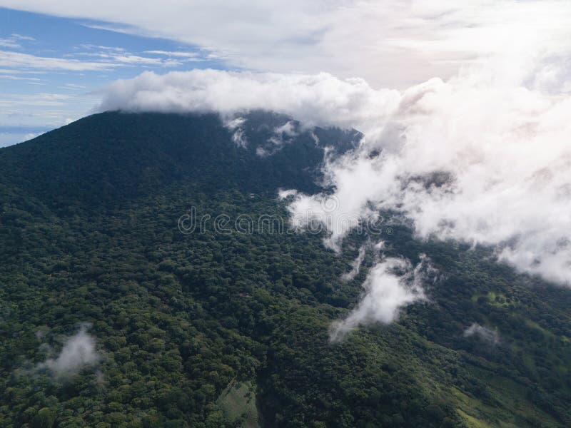 Vulcão Mombacho verde coberto de nuvens imagens de stock royalty free