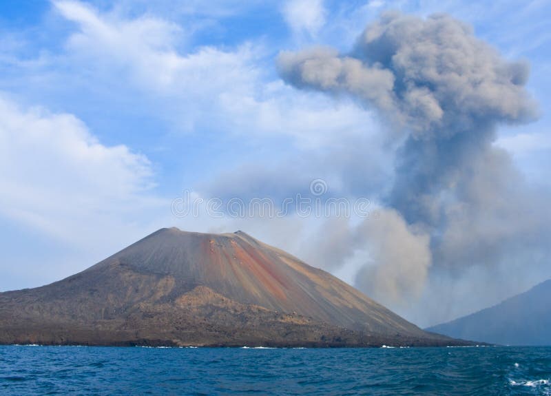 Vulkaanuitbarsting. Anak Krakatau stock foto Vulkaanuitbarsting. Anak Krakatau stock foto