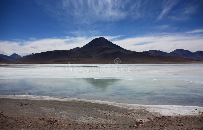 Vulkan nahe dem Laguna Colorada stockbild Vulkan nahe dem Laguna Colorada stockbild