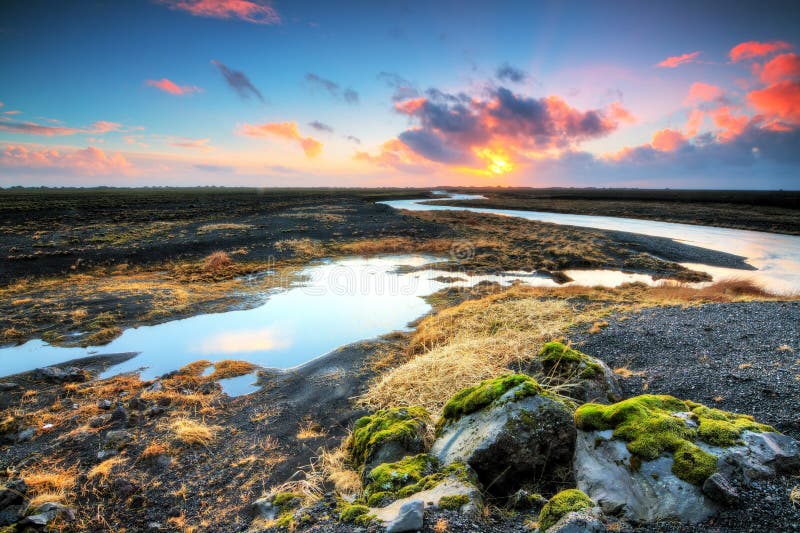 Vulkanischer Sonnenaufgangfluß lizenzfreie stockfotos Vulkanischer Sonnenaufgangfluß lizenzfreie stockfotos