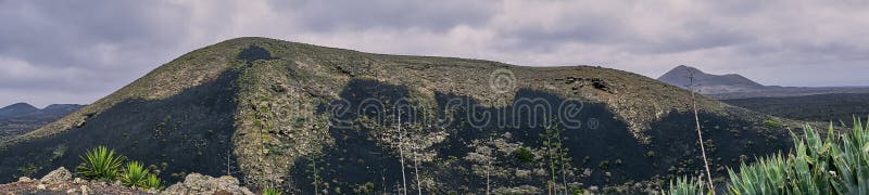 Vulkaniskt vagga i Lanzarote, panoramaf?rgfoto royaltyfria bilder Vulkaniskt vagga i Lanzarote, panoramaf?rgfoto royaltyfria bilder