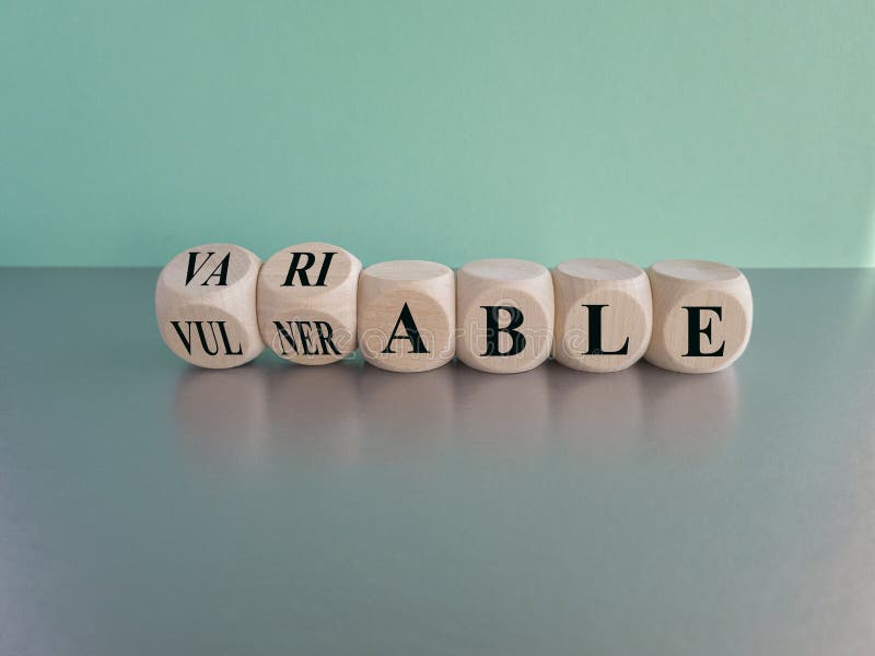 Simbol vulnerabil sau variabil. cuburi de lemn întoarse și schimbă termenul vulnerabil la variabila. exemplar albastru din fundal royalty free stock photo