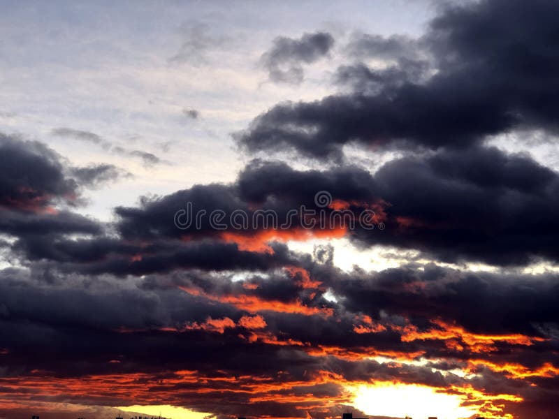 Vurige Rode wolken tijdens Th-zonsondergang stock afbeeldingen Vurige Rode wolken tijdens Th-zonsondergang stock afbeeldingen