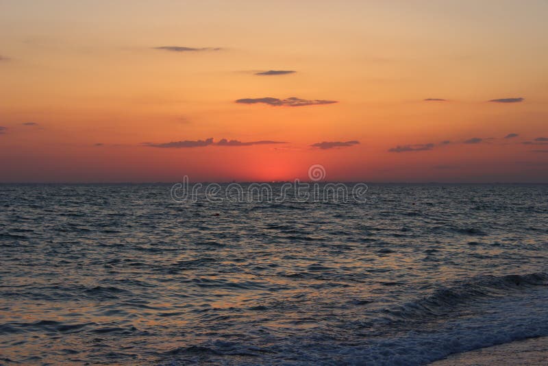 Vurige rode zonsondergang over het overzees stock fotografie Vurige rode zonsondergang over het overzees stock fotografie
