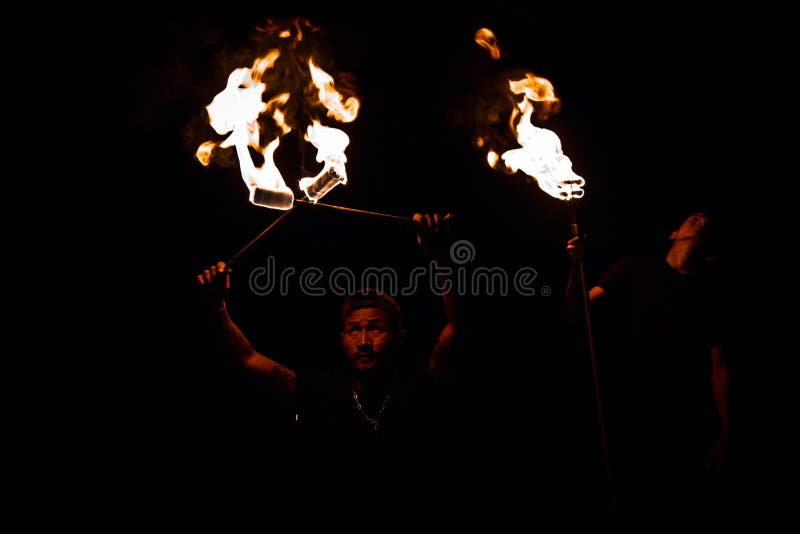 Vuurdansshow in de nacht op het strand stock foto's Vuurdansshow in de nacht op het strand stock foto's