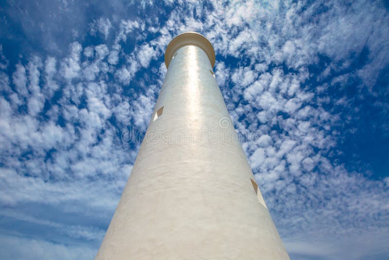 Vuurtoren met wolken op blauwe hemel stock foto Vuurtoren met wolken op blauwe hemel stock foto
