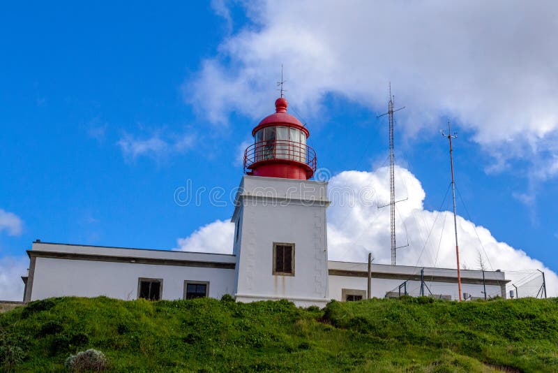 Vuurtoren op het meest westelijke punt van de kleurrijke kust van de rots Ponta do Pargo, Madera royalty-vrije stock foto's Vuurtoren op het meest westelijke punt van de kleurrijke kust van de rots Ponta do Pargo, Madera royalty-vrije stock foto's