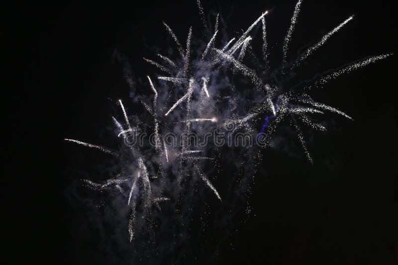 Vuurwerk bij nachthemel, zwarte hemel stock afbeeldingen Vuurwerk bij nachthemel, zwarte hemel stock afbeeldingen