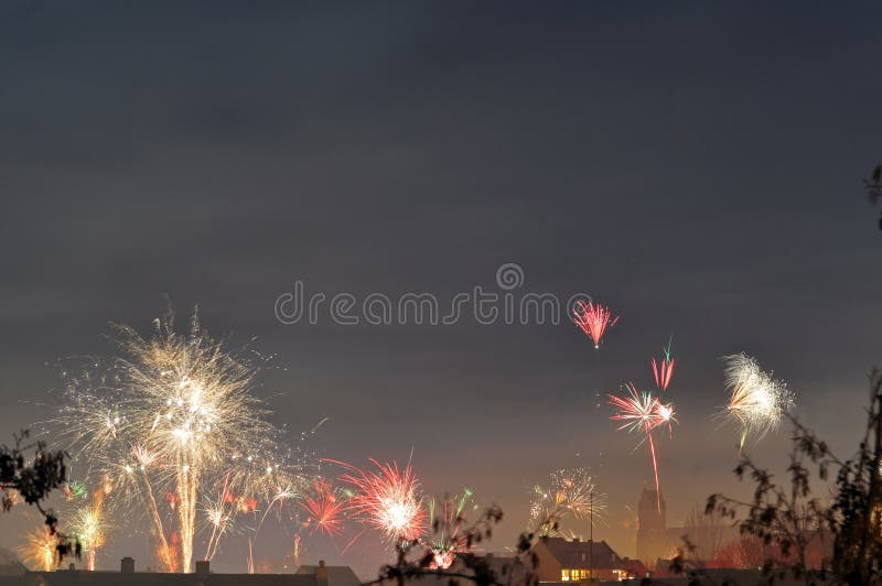 Vuurwerk bij nieuwe jarenvooravond stock foto Vuurwerk bij nieuwe jarenvooravond stock foto