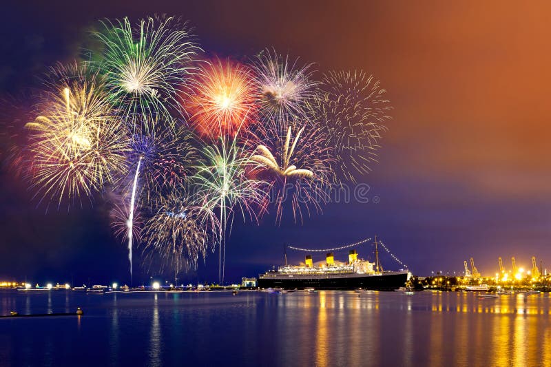 Vuurwerk boven een cruiseschip stock afbeelding Vuurwerk boven een cruiseschip stock afbeelding
