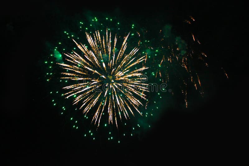 Vuurwerk vuurwerk Een fontein van helder gekleurde en groene het fonkelen lichten in de nachthemel tijdens het Nieuwjaar en Kerst stock fotografie Vuurwerk vuurwerk Een fontein van helder gekleurde en groene het fonkelen lichten in de nachthemel tijdens het Nieuwjaar en Kerst stock fotografie