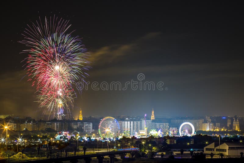 Vuurwerk Feria de Abril Seville Andalusia Spain in nigth stock afbeelding Vuurwerk Feria de Abril Seville Andalusia Spain in nigth stock afbeelding