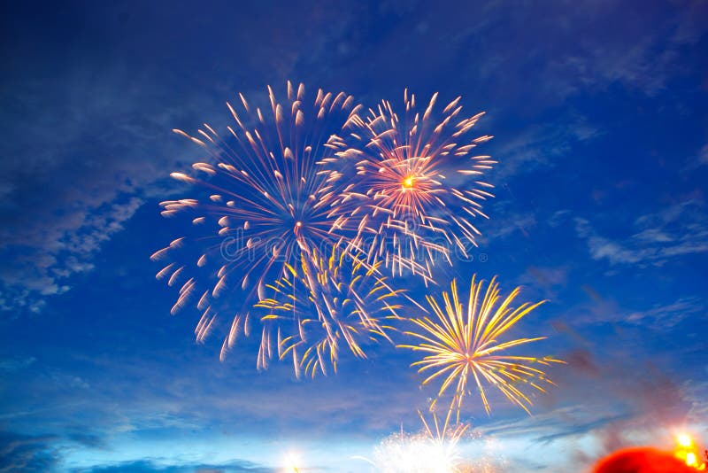 Vuurwerk in hemelschemering Vuurwerkvertoning op donkere hemelachtergrond Onafhankelijkheidsdag, vierde van Juli, Vierde van Juli