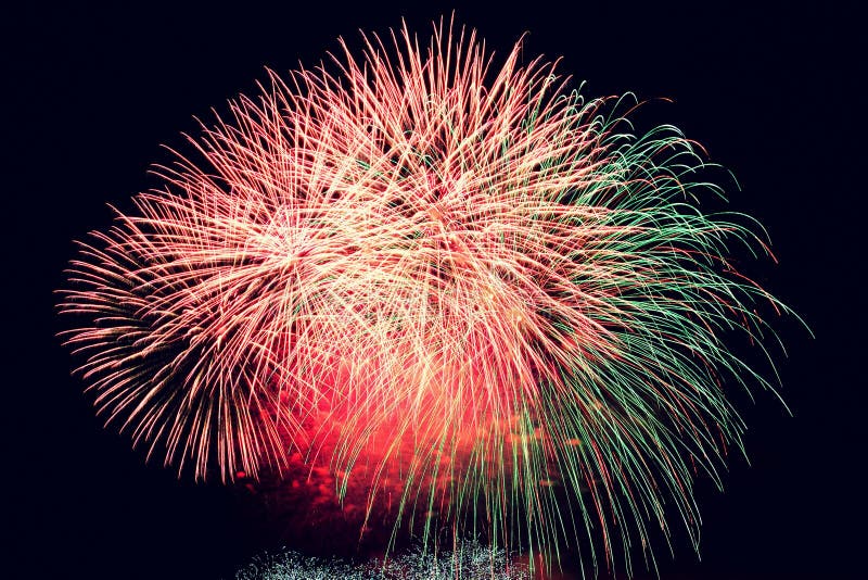 vuurwerk Mooi kleurrijk vuurwerk op de waterspiegel met een schone zwarte achtergrond Pretfestival en wedstrijd van Brandbestrijd royalty-vrije stock fotografie vuurwerk Mooi kleurrijk vuurwerk op de waterspiegel met een schone zwarte achtergrond Pretfestival en wedstrijd van Brandbestrijd royalty-vrije stock fotografie