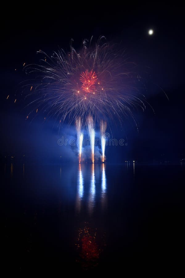 vuurwerk Mooi kleurrijk vuurwerk op de waterspiegel met een schone zwarte achtergrond Pretfestival en wedstrijd van Brandbestrijd royalty-vrije stock foto vuurwerk Mooi kleurrijk vuurwerk op de waterspiegel met een schone zwarte achtergrond Pretfestival en wedstrijd van Brandbestrijd royalty-vrije stock foto