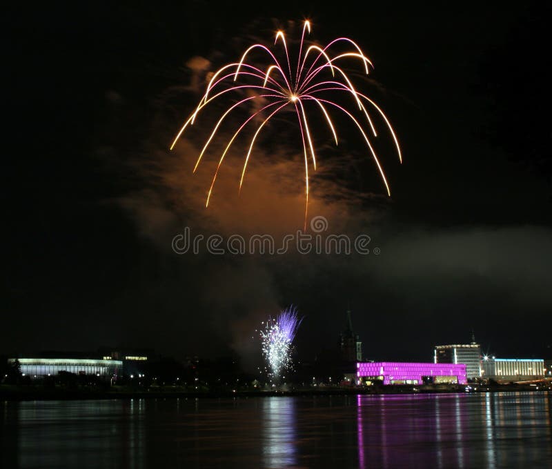 Vuurwerk over de Donau in Linz, Oostenrijk #1 royalty-vrije stock foto Vuurwerk over de Donau in Linz, Oostenrijk #1 royalty-vrije stock foto