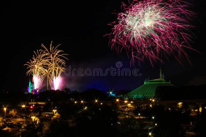 Vuurwerk over de Ruimteberg van Cinderella het Kasteel en royalty-vrije stock afbeeldingen Vuurwerk over de Ruimteberg van Cinderella het Kasteel en royalty-vrije stock afbeeldingen