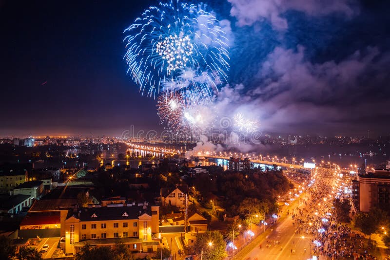 Vuurwerk over Voronezh-rivier royalty-vrije stock afbeeldingen Vuurwerk over Voronezh-rivier royalty-vrije stock afbeeldingen