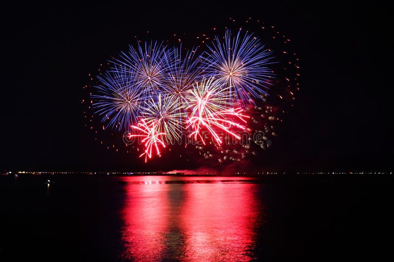Vuurwerk over water royalty-vrije stock afbeelding Vuurwerk over water royalty-vrije stock afbeelding
