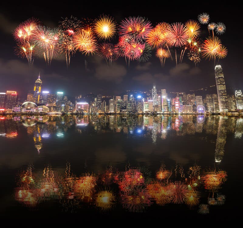 Vuurwerkfestival over Hong Kong-stad met waterbezinning stock afbeelding Vuurwerkfestival over Hong Kong-stad met waterbezinning stock afbeelding