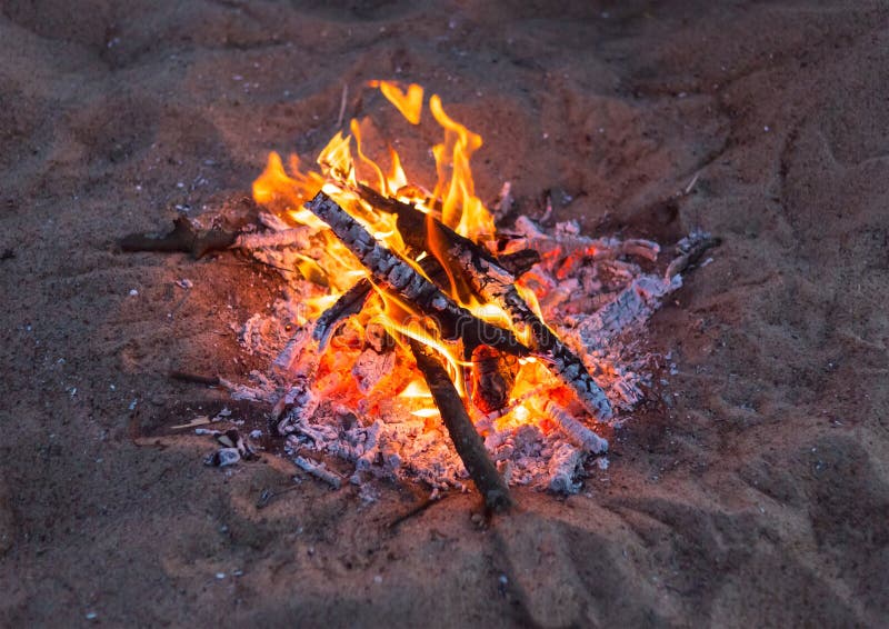 Vuurzand een heldere vlam in de avond Vakantie op de barbecuepicknick bij het strand royalty-vrije stock afbeelding Vuurzand een heldere vlam in de avond Vakantie op de barbecuepicknick bij het strand royalty-vrije stock afbeelding