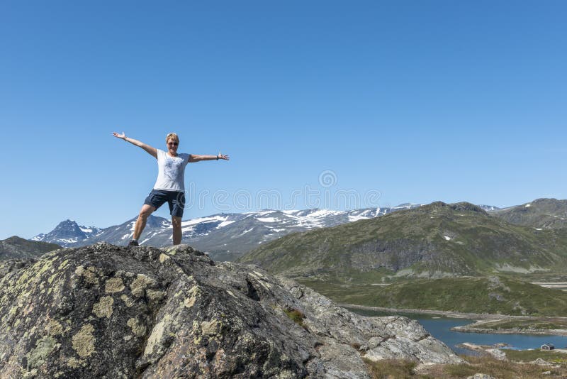 Vuxen kvinna som är lycklig på en vagga som ser över det blåa vattnet arkivfoton Vuxen kvinna som är lycklig på en vagga som ser över det blåa vattnet arkivfoton