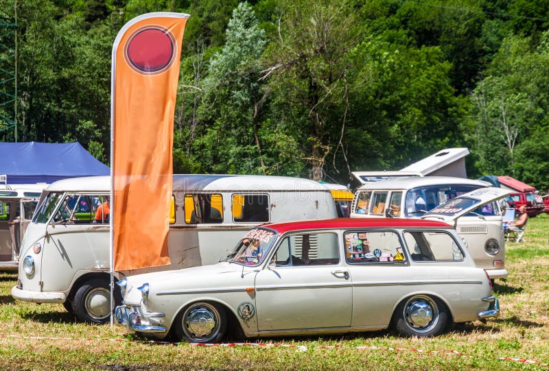 VW-t1, T2 en squareback in een zonnige dag royalty-vrije stock foto's VW-t1, T2 en squareback in een zonnige dag royalty-vrije stock foto's