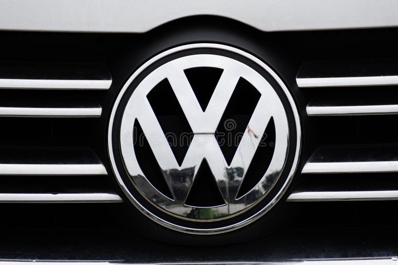 VW-Logo auf schwarz redaktionelles stockfoto. Bild von betrügen - 252378643