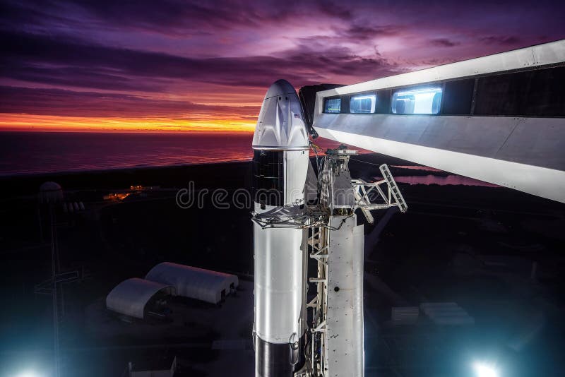 Vy av rymdex falcon 9-raketen med en rymdfarkostbesättning som dras på startplattan innan den sätts in i rymden. avstånd arkivbild