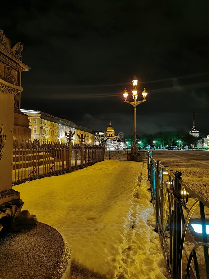 Vy från palatfyrkantig till vacker gammal lantern och st. isaakskatedral arkivfoton