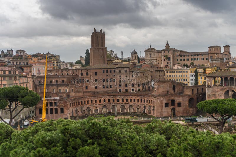 Vy ovanför centrala Rom, Italien Vackra stadsvy före regn royaltyfri fotografi Vy ovanför centrala Rom, Italien Vackra stadsvy före regn royaltyfri fotografi