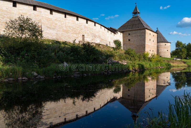 Vy till floden Elena, Gate Tower och Klimentovskaya Tower från den gamla medeltida gamla ladoga-fästningen i Ryssland arkivbild Vy till floden Elena, Gate Tower och Klimentovskaya Tower från den gamla medeltida gamla ladoga-fästningen i Ryssland arkivbild