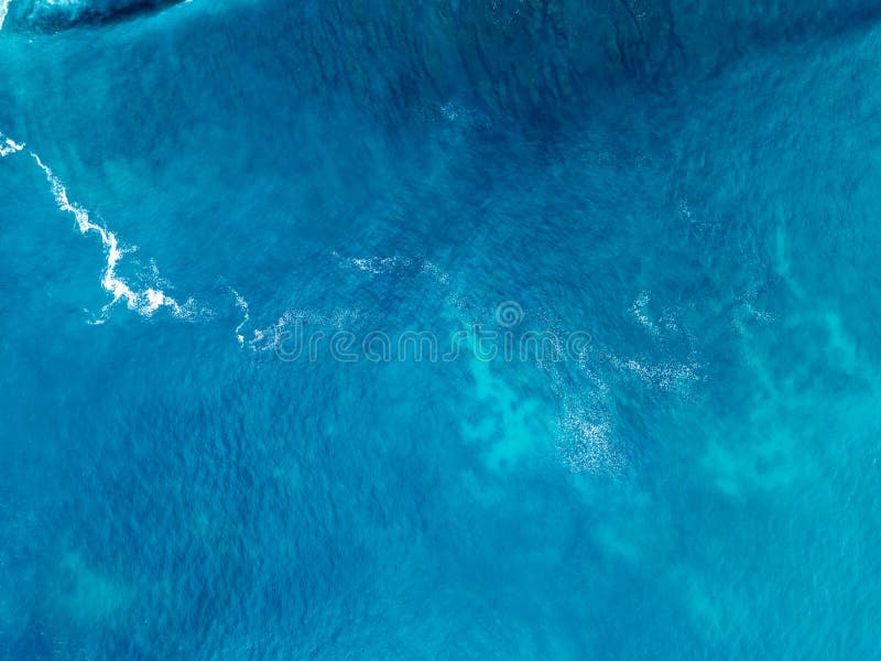 Vy över blå hav i Uluwatu royaltyfri fotografi