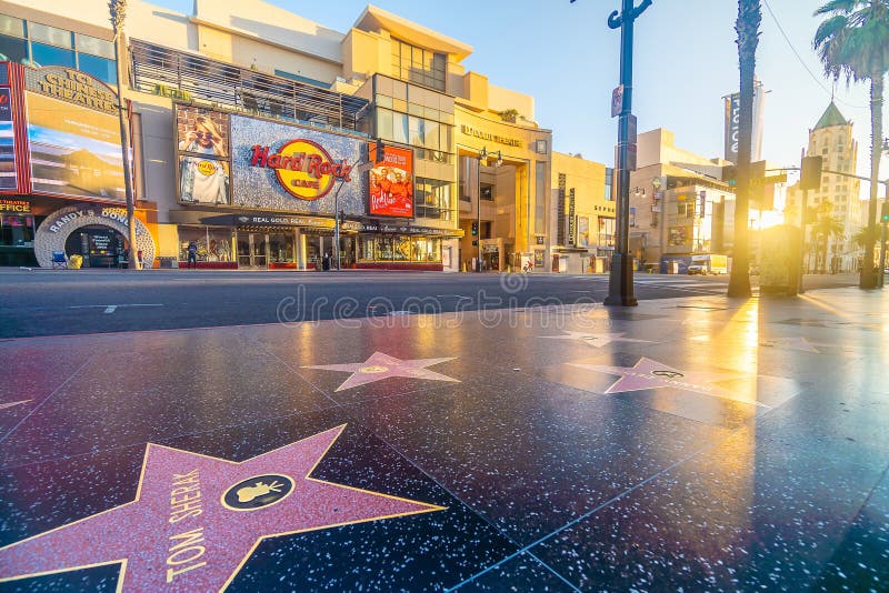 Vy över den världsberömda Hollywood Walk från Fame i Hollywood Boulevard-distriktet i Los Angeles, Kalifornien