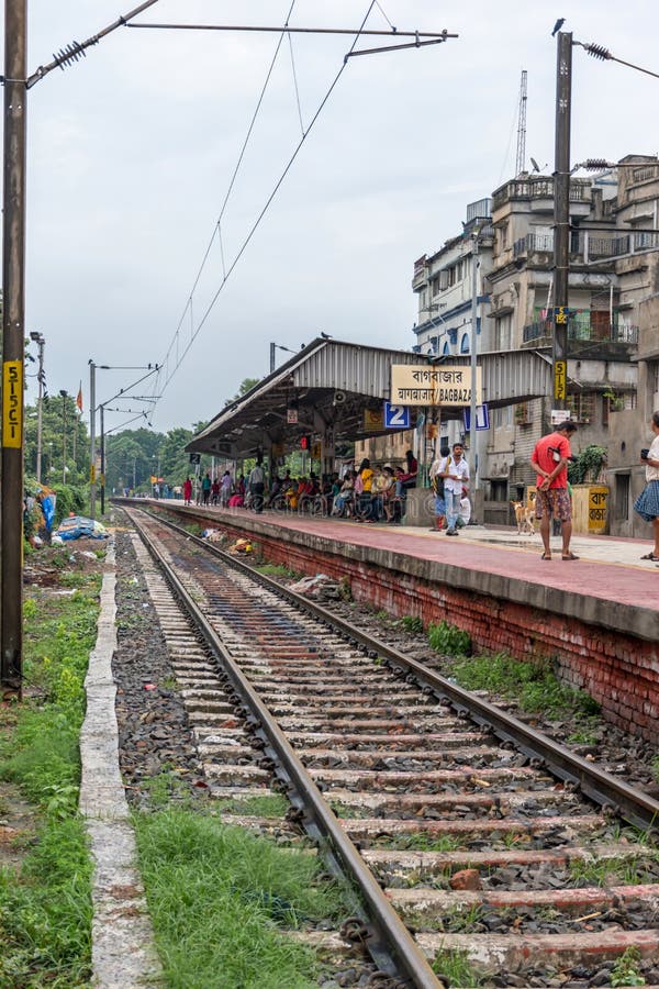 Vy över en indisk järnvägsstation med selektiv inriktning Kolkata, Indien, augusti 2019 royaltyfri foto Vy över en indisk järnvägsstation med selektiv inriktning Kolkata, Indien, augusti 2019 royaltyfri foto