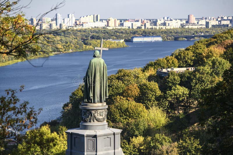 Vy över monumentet över Volodymyr, den helige floden och Dnieper-floden i Kiev, Ukraina september 2019 royaltyfri bild Vy över monumentet över Volodymyr, den helige floden och Dnieper-floden i Kiev, Ukraina september 2019 royaltyfri bild