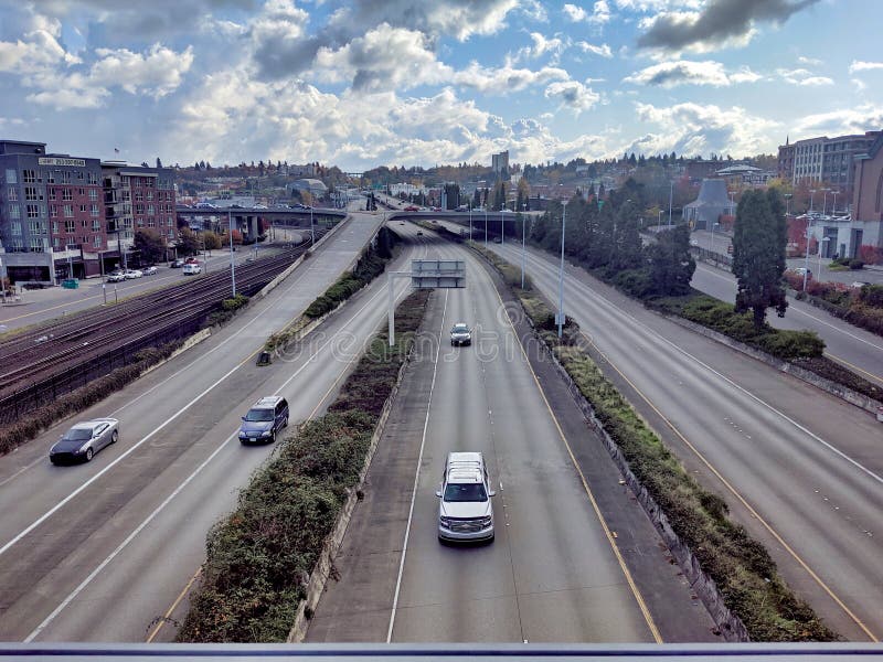 Vy över motorvägstrafik i centrala Tacoma från en bro arkivfoto Vy över motorvägstrafik i centrala Tacoma från en bro arkivfoto
