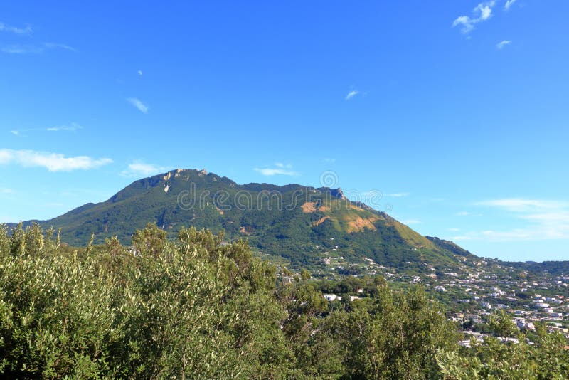 Vyer kring den inaktiva vulkanmonteepomeo vid ischia i Italien arkivfoto